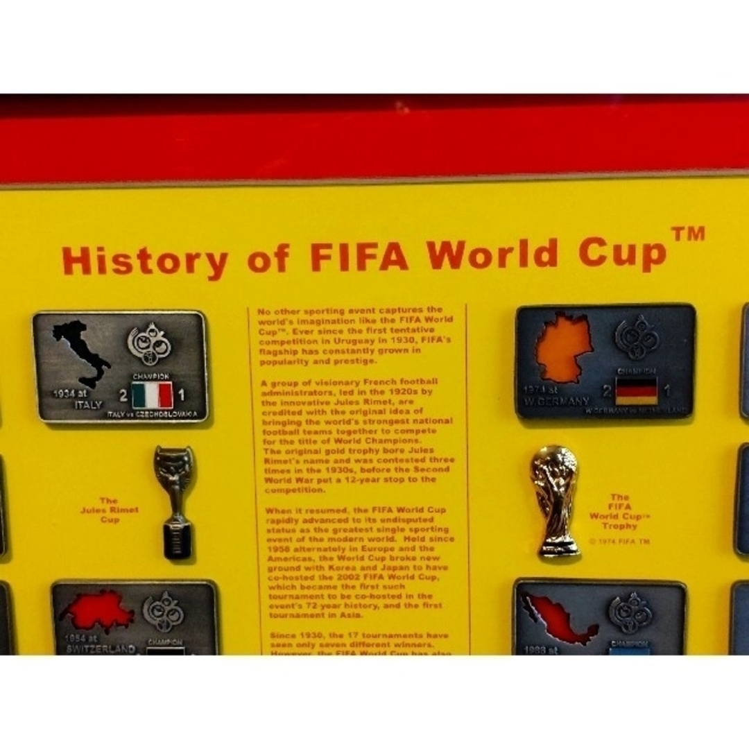 【レア・超美品】FIFA ドイツワールドカップ 2006 ピンバッジスタンド スポーツ/アウトドアのサッカー/フットサル(記念品/関連グッズ)の商品写真