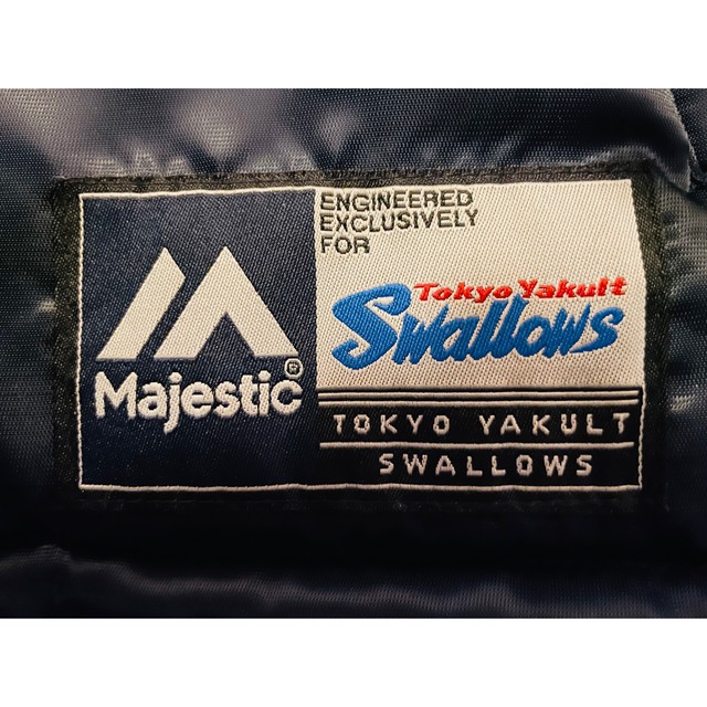 Majestic(マジェスティック)の【匿名配送】ヤクルトスワローズ ジャケット スポーツ/アウトドアの野球(記念品/関連グッズ)の商品写真