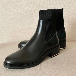 ザラ(ZARA)のzara ソックス付きフラットショートブーツ(ブーツ)