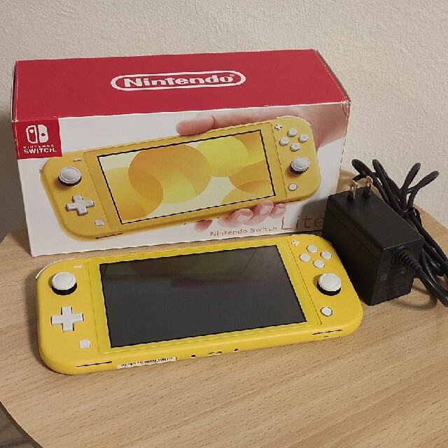 Nintendo Switch(ニンテンドースイッチ)の美品Nintendo Switch Lite イエロー　スイッチ　ライト エンタメ/ホビーのゲームソフト/ゲーム機本体(家庭用ゲーム機本体)の商品写真