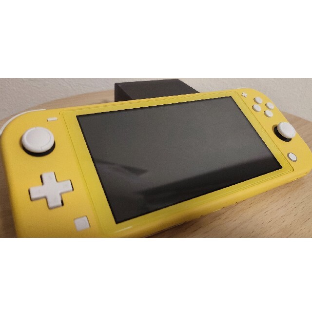 Nintendo Switch(ニンテンドースイッチ)の美品Nintendo Switch Lite イエロー　スイッチ　ライト エンタメ/ホビーのゲームソフト/ゲーム機本体(家庭用ゲーム機本体)の商品写真