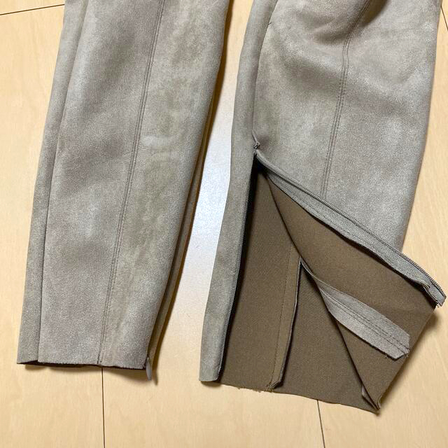 ZARA(ザラ)のZARA BASIC スェード調　スキニー　パンツ レディースのパンツ(カジュアルパンツ)の商品写真