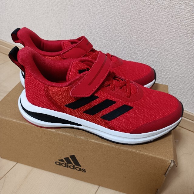 adidas(アディダス)の【新品】adidasスニーカー　22.5cm キッズ/ベビー/マタニティのキッズ靴/シューズ(15cm~)(スニーカー)の商品写真