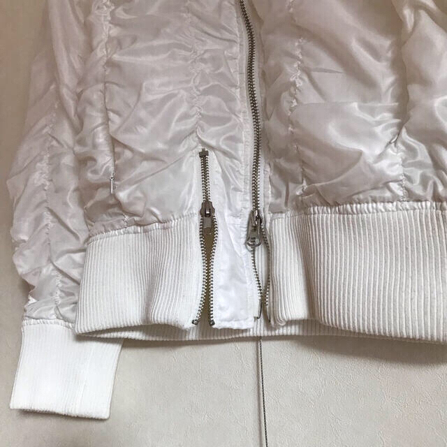 シャーリング　ホワイトナイロンブルゾン　ナイロンジャケット　MA-1シルエット メンズのジャケット/アウター(ナイロンジャケット)の商品写真