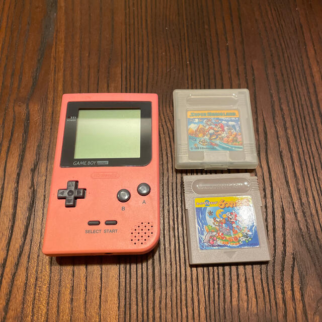 ゲームボーイ(ゲームボーイ)のGAME BOY poket + ソフト2本 エンタメ/ホビーのゲームソフト/ゲーム機本体(携帯用ゲーム機本体)の商品写真