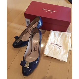 サルヴァトーレフェラガモ(Salvatore Ferragamo)のフェラガモ☆エナメルパンプス☆ネイビー☆7cハーフ☆24cm(ハイヒール/パンプス)