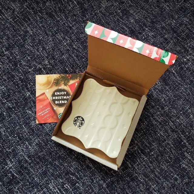 Starbucks Coffee(スターバックスコーヒー)の☆新品☆STARBUCKS ホリデープレート白(非売品) エンタメ/ホビーのコレクション(ノベルティグッズ)の商品写真