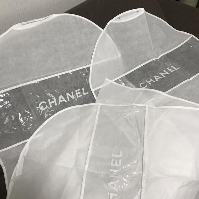 CHANEL(シャネル)のCHANEL シャネル 収納袋 服 ホワイト 洋服カバー 3枚セット インテリア/住まい/日用品の収納家具(押し入れ収納/ハンガー)の商品写真