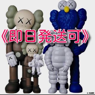 メディコムトイ(MEDICOM TOY)の《即日発送可》KAWS FAMILY  BROWN/BLUE/WHITE(その他)