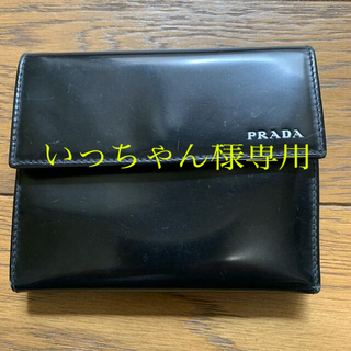 プラダ(PRADA)のプラダ　三つ折り財布　黒　エナメル(財布)