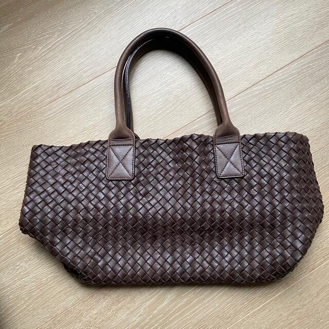 Bottega Veneta(ボッテガヴェネタ)のボッテガヴェネタ イントレチャート カバPM ブラウン レディースのバッグ(トートバッグ)の商品写真