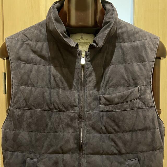 BRUNELLO CUCINELLI(ブルネロクチネリ)のecomasaさま専用　ほぼ未使用　ブルネロクチネリ　スエード　ダウンベストXS メンズのジャケット/アウター(ダウンベスト)の商品写真