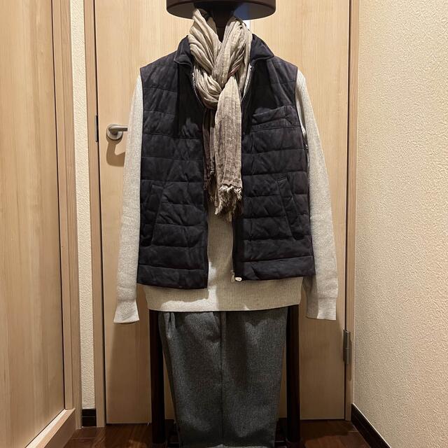 BRUNELLO CUCINELLI(ブルネロクチネリ)のecomasaさま専用　ほぼ未使用　ブルネロクチネリ　スエード　ダウンベストXS メンズのジャケット/アウター(ダウンベスト)の商品写真