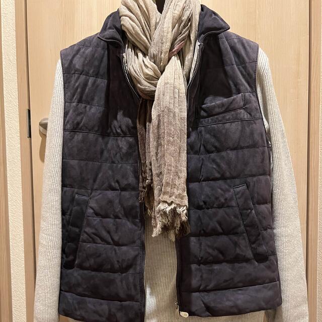 BRUNELLO CUCINELLI(ブルネロクチネリ)のecomasaさま専用　ほぼ未使用　ブルネロクチネリ　スエード　ダウンベストXS メンズのジャケット/アウター(ダウンベスト)の商品写真