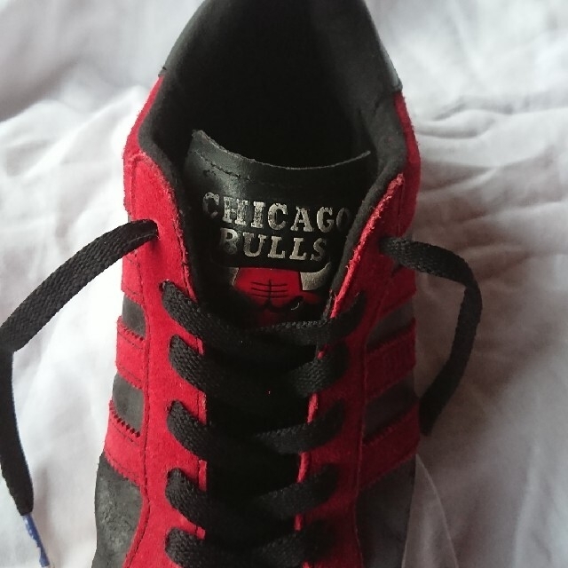 adidas(アディダス)の【adidas】CHICAGO BULLS★スニーカー(スエード)27.5㎝ メンズの靴/シューズ(スニーカー)の商品写真