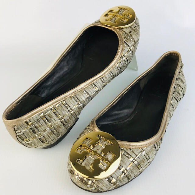 Tory Burch(トリーバーチ)の美品★トリーバーチ★ゴールドビッグアイコン編み込み フラットシューズ(4M) レディースの靴/シューズ(スリッポン/モカシン)の商品写真