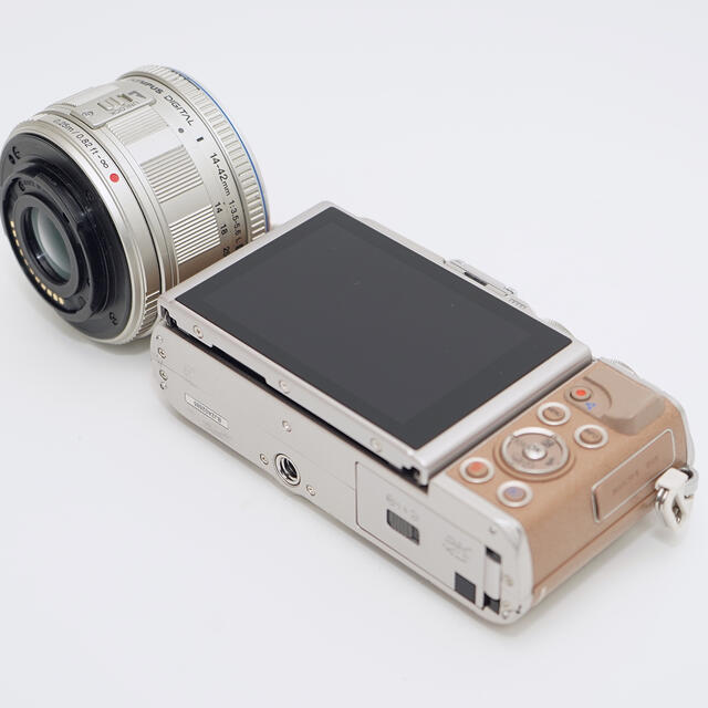 OLYMPUS(オリンパス)の☆Wi-Fi＆自撮り☆OLYMPUS PEN E-PL9 ブラウン スマホ/家電/カメラのカメラ(ミラーレス一眼)の商品写真