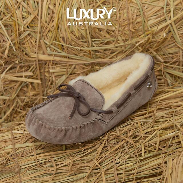 UGG(アグ)の【新品】LUXURY UGG アグ　天然ウール防水　モカシンダコタ24.5cm  レディースの靴/シューズ(スリッポン/モカシン)の商品写真