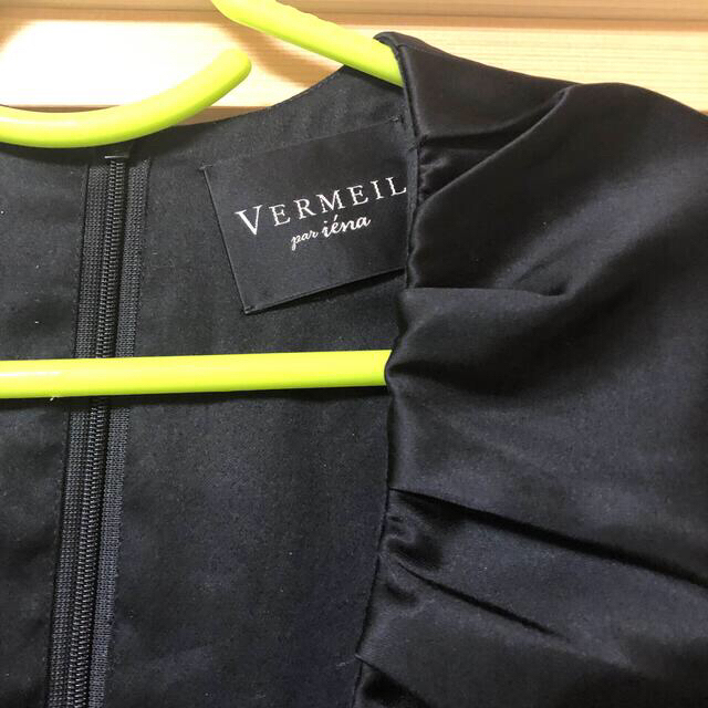 サテンドレス VERMEIL par iena ヘム刺繍カットサテンドレス 黒 レディースのワンピース(ロングワンピース/マキシワンピース)の商品写真