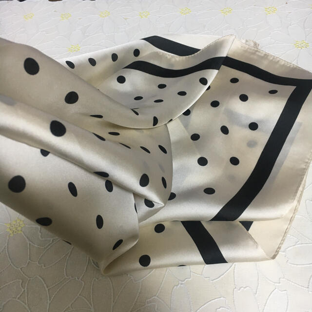 【新品】ドット柄スカーフ レディースのファッション小物(バンダナ/スカーフ)の商品写真