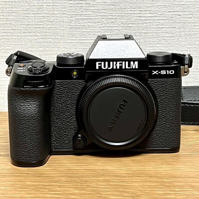 富士フイルム(フジフイルム)のX-S10 + XF18-55mm F2.8-4 R LM OIS スマホ/家電/カメラのカメラ(ミラーレス一眼)の商品写真