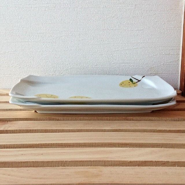 HASAMI(ハサミ)の柚子模様の焼き皿 2枚セット 波佐見焼き 角皿 おしゃれ 人気 かわいい インテリア/住まい/日用品のキッチン/食器(食器)の商品写真