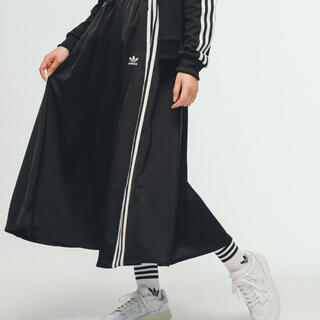 アディダス(adidas)の ロングサテンスカート アディダスオリジナルスブラック xs(ロングスカート)