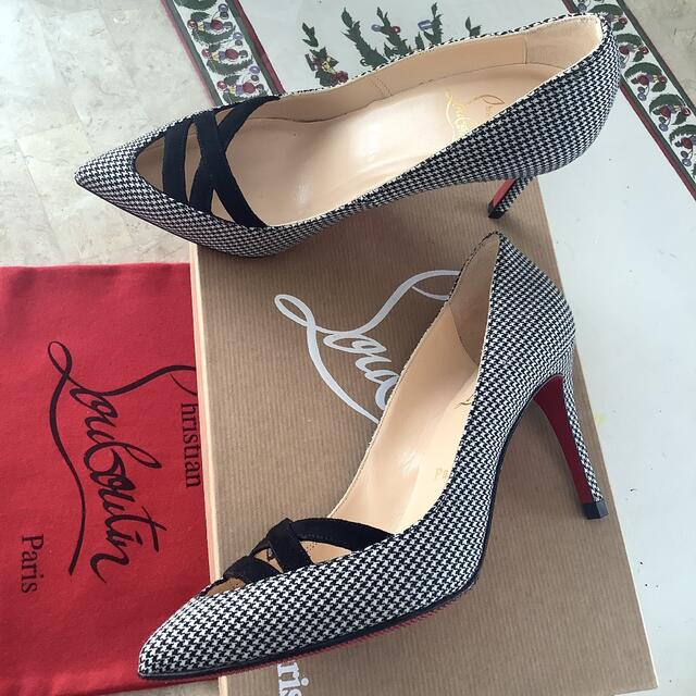 Christian Louboutin(クリスチャンルブタン)の新品同様!クリスチャン ルブタン ファブリック地 ブラック&ホワイト 23.5㎝ レディースの靴/シューズ(ハイヒール/パンプス)の商品写真