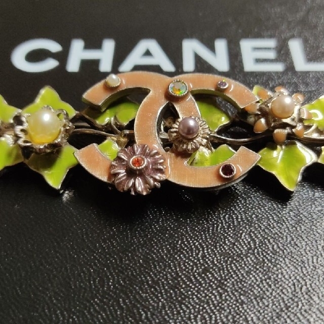 CHANEL(シャネル)のCHANEL　ブローチ　ヴィンテージ　ココマーク　ビジュー　蔦 レディースのアクセサリー(ブローチ/コサージュ)の商品写真