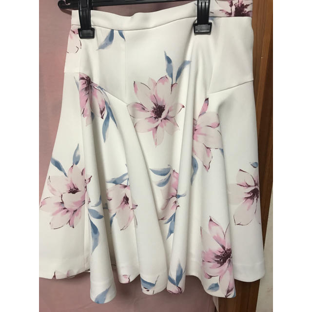 SNIDEL(スナイデル)のピンク フラワースカート レディースのスカート(ミニスカート)の商品写真