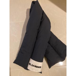 ジルサンダー(Jil Sander)の正規品　JIL SANDER + 20AW ダウンマフラー　黒　ジルサンダー　＋(マフラー)