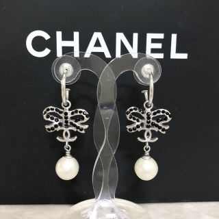 シャネル(CHANEL)のシャネル　ピアス　フープ　リボン　ココマーク　銀　パール　真珠　スイング　黒　☆(ピアス)