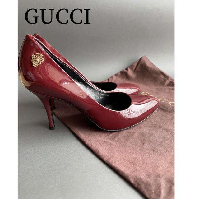 Gucci(グッチ)のGUCCI グッチ　エナメル　パンプス　ボルドー　エンブレム レディースの靴/シューズ(ハイヒール/パンプス)の商品写真