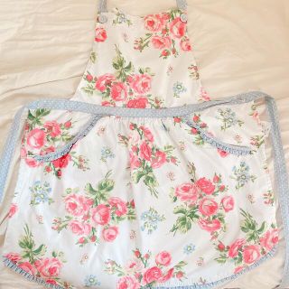 ローラアシュレイ(LAURA ASHLEY)のローラアシュレイ 親子セット エプロン (収納/キッチン雑貨)