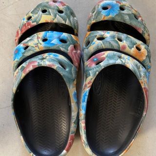 キーン(KEEN)の美品 KEEN ヨギ yogui 花柄 27センチ フラワー(サンダル)