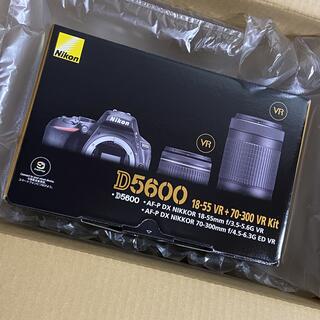 ニコン(Nikon)の【新品】Nikon ニコン D5600 ダブルズームキット(3年保証書付き)(デジタル一眼)