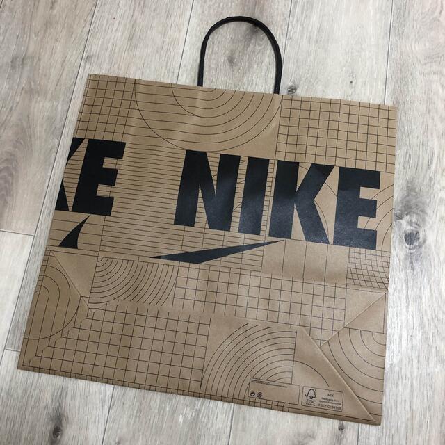 NIKE(ナイキ)の大 大サイズ 紙袋　ナイキ ショッパー 袋 梱包資材　ナイキ紙袋　プレゼント包装 レディースのバッグ(ショップ袋)の商品写真