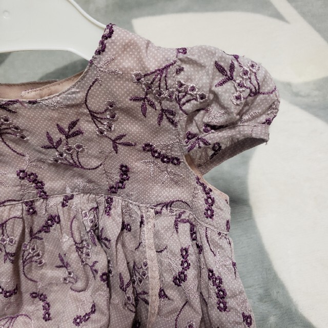 Fusen-Usagi(フーセンウサギ)のrichesワンピース　ドレス80サイズ　花柄刺繍　紫　ハーフバースデー　誕生日 キッズ/ベビー/マタニティのベビー服(~85cm)(ワンピース)の商品写真