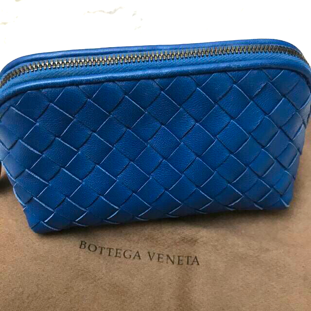 Bottega Veneta(ボッテガヴェネタ)の美品　ボッテガ ヴェネタ　BOTTEGA VENETA ポーチ　コバルトブルー　 レディースのファッション小物(ポーチ)の商品写真