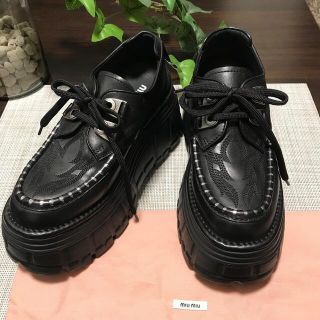 ミュウミュウ(miumiu)のmiu miu ミュウミュウ 靴 黒 ウェッジソウル 紐靴 新品 未使用 今季(ローファー/革靴)