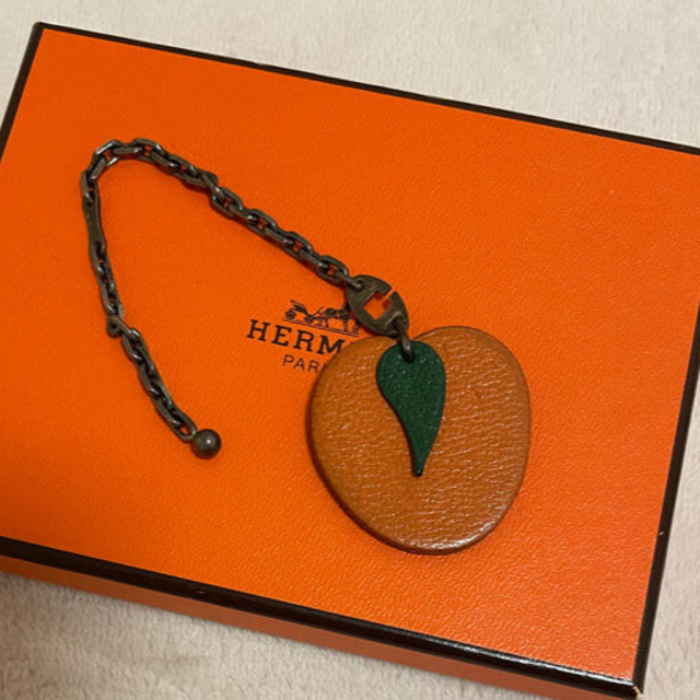 Hermes(エルメス)のエルメス　アプリコット　レザー チャーム レディースのファッション小物(キーホルダー)の商品写真