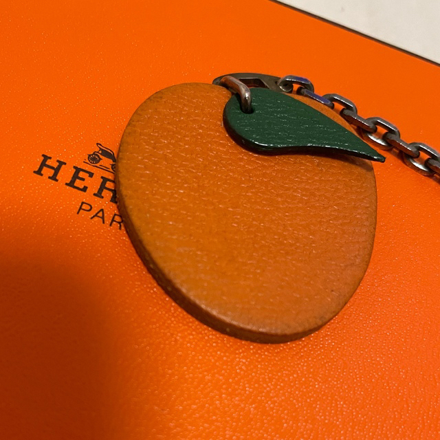 Hermes(エルメス)のエルメス　アプリコット　レザー チャーム レディースのファッション小物(キーホルダー)の商品写真