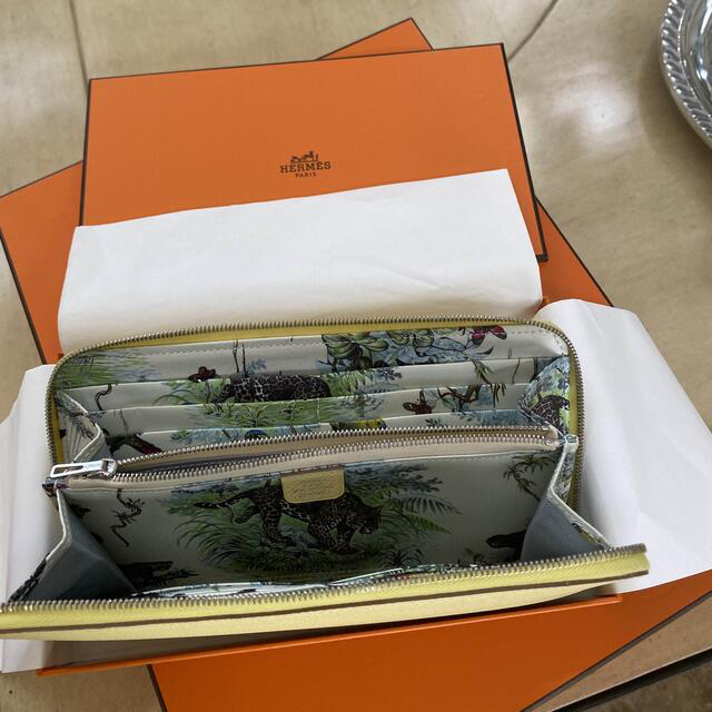 Hermes(エルメス)のほぼ新品・エルメス・シルクイン・ラウンドファスナー レディースのファッション小物(財布)の商品写真