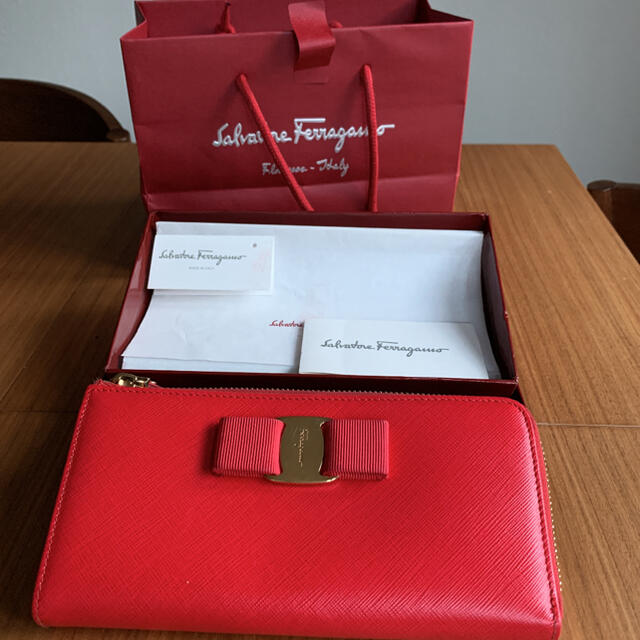 財布フェラガモ　長財布　ウォレット　限定色チェリーピンク　レッド　赤　箱紙袋付き