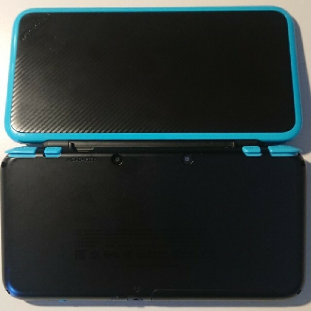 ニンテンドー2DS(ニンテンドー2DS)の【グリップ付属】new NINTENDO 2DS LL　ターコイズ×ブラック エンタメ/ホビーのゲームソフト/ゲーム機本体(携帯用ゲーム機本体)の商品写真