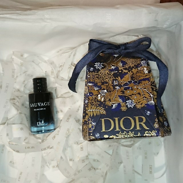 Dior(ディオール)のDior ソヴァージュ オードゥパルファン ホリデーラッピング10ml コスメ/美容の香水(香水(男性用))の商品写真