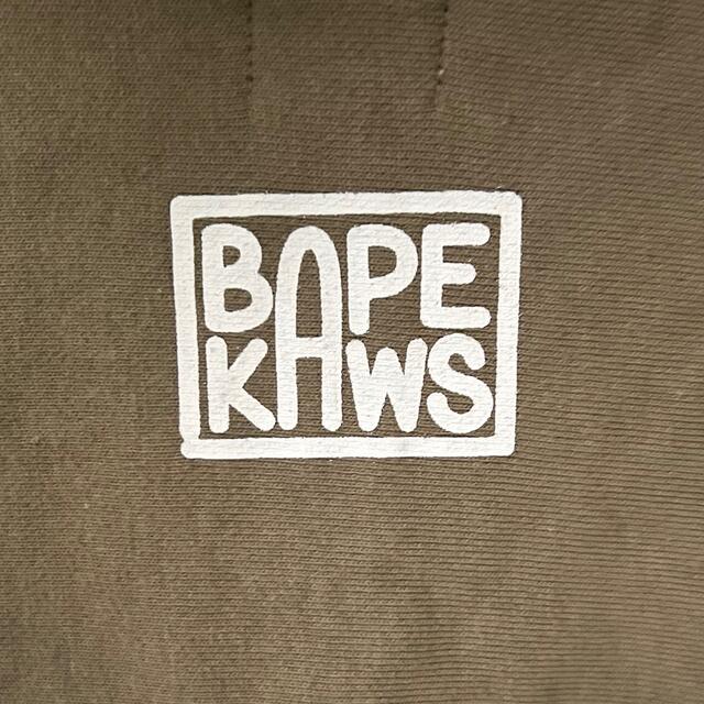 A BATHING APE(アベイシングエイプ)のA BATHING APE KAWS パーカー コラボ 歯型 カーキ オリーブ メンズのトップス(パーカー)の商品写真