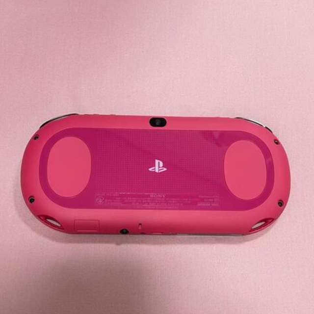 PlayStation Vita(プレイステーションヴィータ)のPlayStationVITA PCH-2000 ZA15 ピンク/ブラック エンタメ/ホビーのゲームソフト/ゲーム機本体(携帯用ゲーム機本体)の商品写真