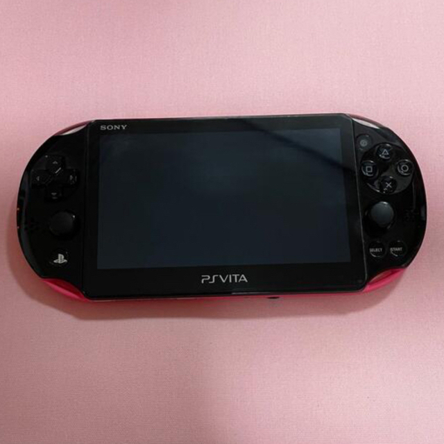 PlayStation Vita(プレイステーションヴィータ)のPlayStationVITA PCH-2000 ZA15 ピンク/ブラック エンタメ/ホビーのゲームソフト/ゲーム機本体(携帯用ゲーム機本体)の商品写真