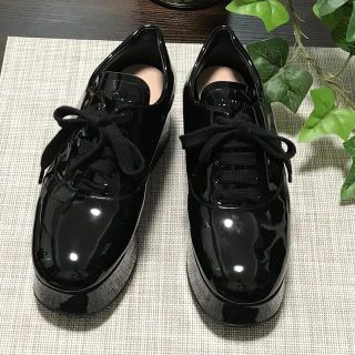 ミュウミュウ(miumiu)のmiu miu ミュウミュウ 靴 紐靴 エナメル ブラック ウェッジソウル 美品(ローファー/革靴)